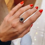 Δαχτυλίδι σε ροζέτα με ορυκτό ζαφείρι σε emerald cut (οκτάγωνο) και μπριγιάν, λευκόχρυσο 18 καρατίων