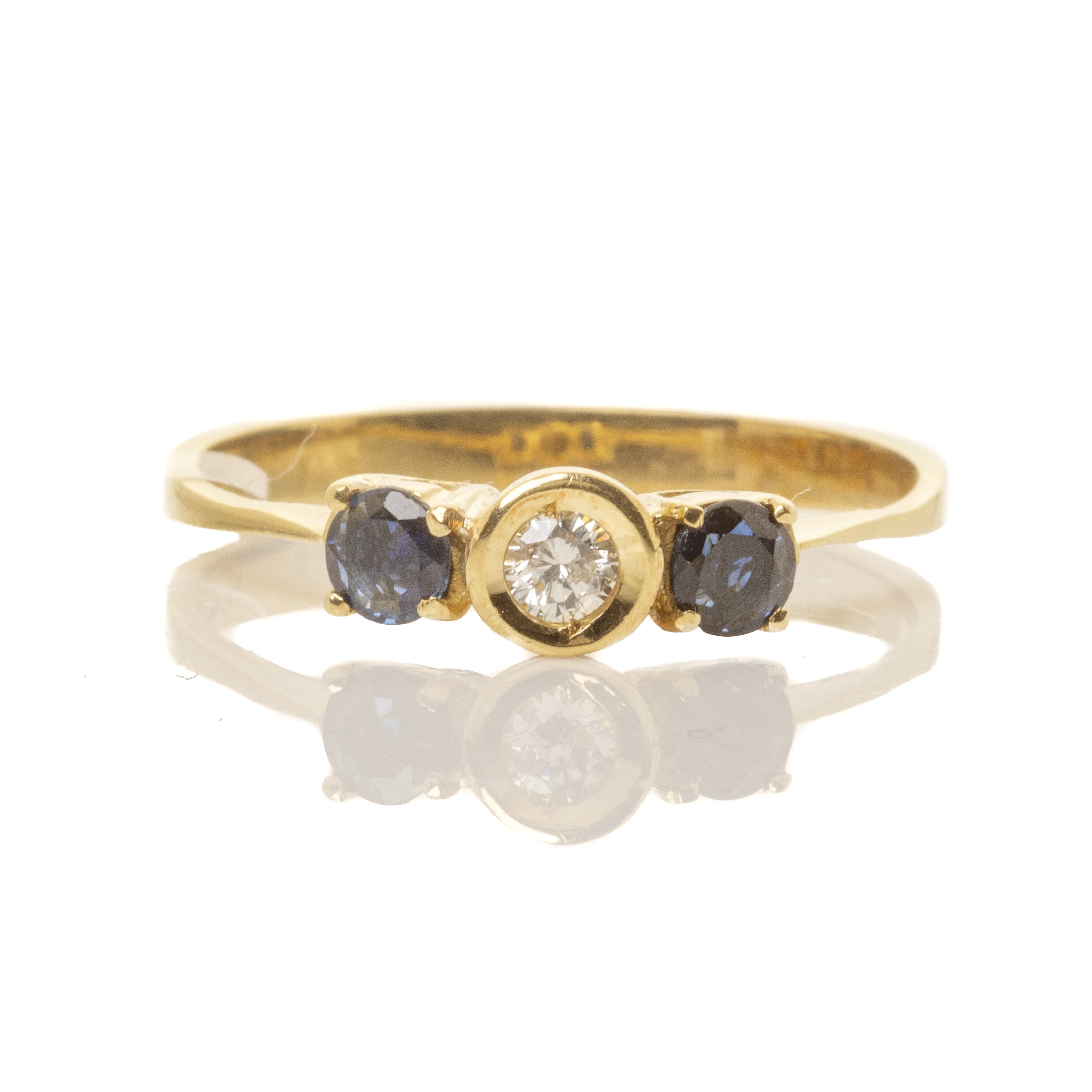 Δαχτυλίδι τρίπετρο με μπλε ζαφείρια(0.22ct) και διαμάντι